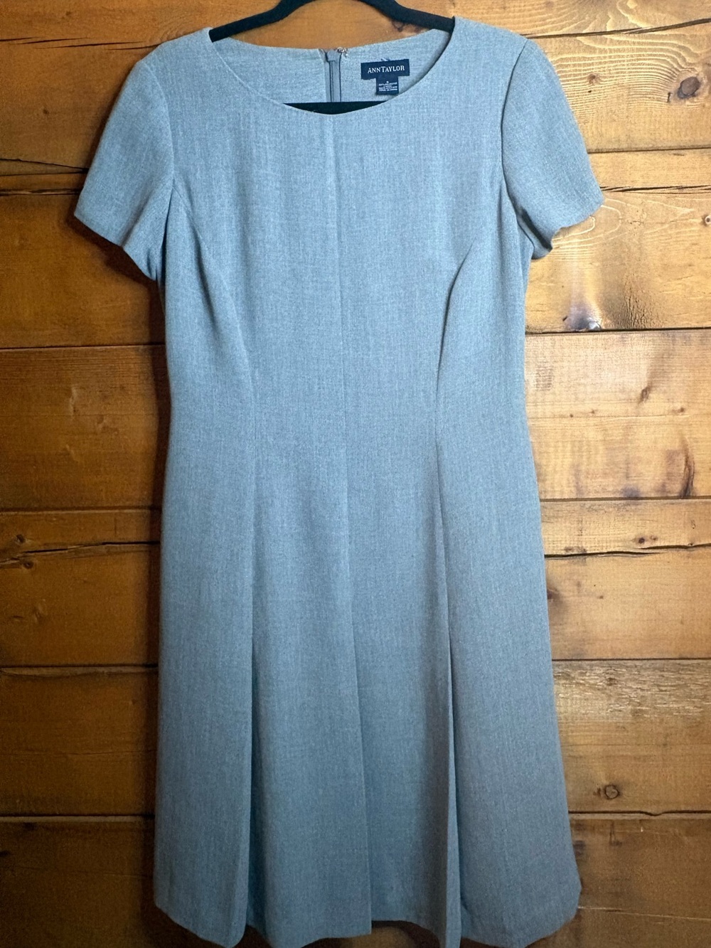 Ann Taylor Gray Short-Sleeve Sheath Dress size 6